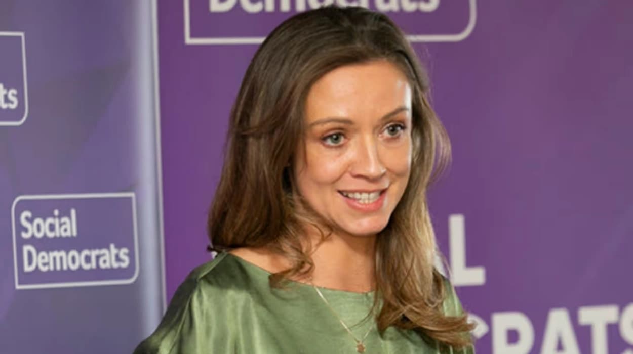 Social Democrats Leader Cairns Declares Government in 'Endless Failure Loop' at National Conference